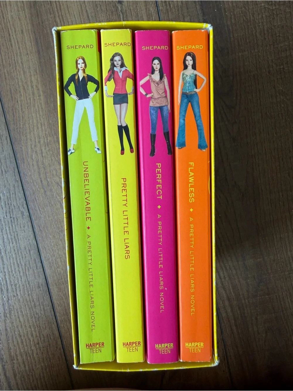 Pretty Little Liars Paperback Book Set of 4 Sara Shepard Teen Novel With Case
